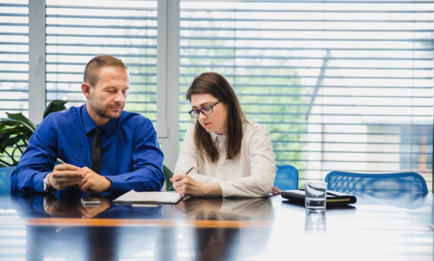 Analyse de données financières avec documents et graphiques sur un bureau professionnel