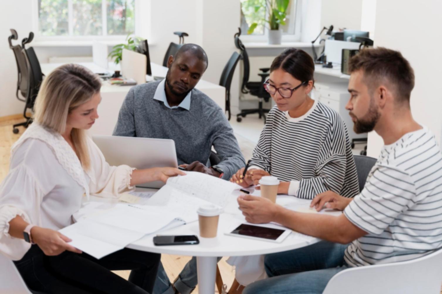 Groupe d'étudiants internationaux participant à un atelier de gestion budgétaire