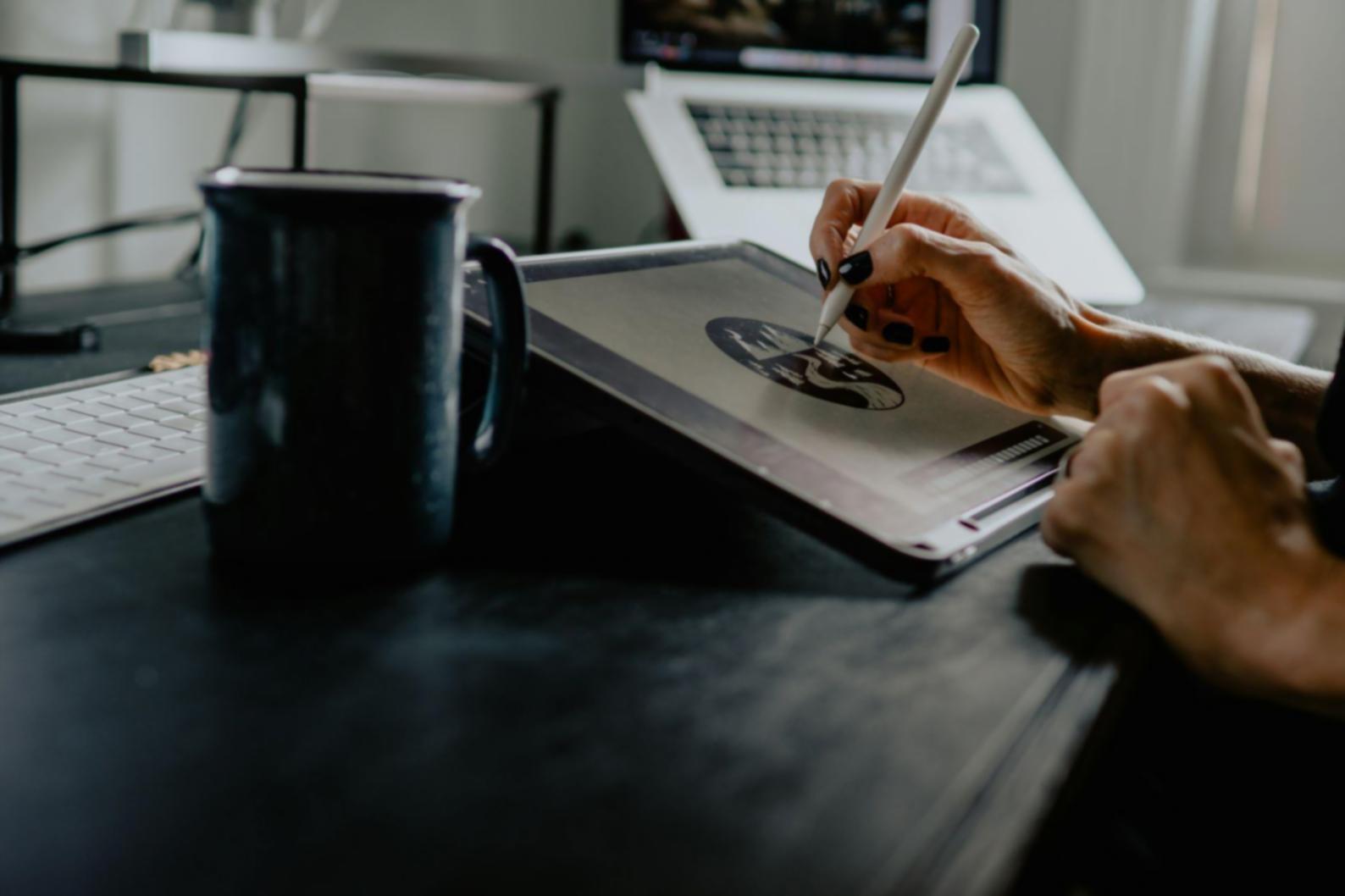 Espace de travail dédié à l'analyse financière avec documents et outils de prévision